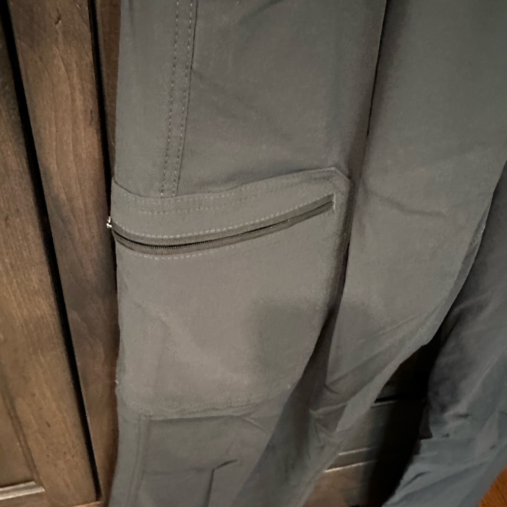 Eddie Bauer Men's Cargo Pants in Charcoal Gray - Picture 4 of 4